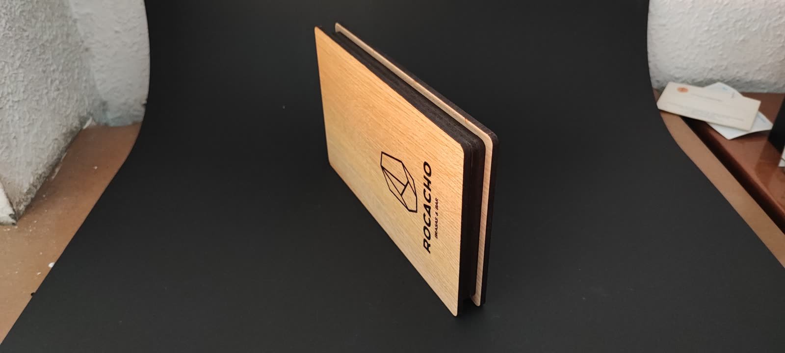Vista lateral de la caja personalizada de madera para hostelería