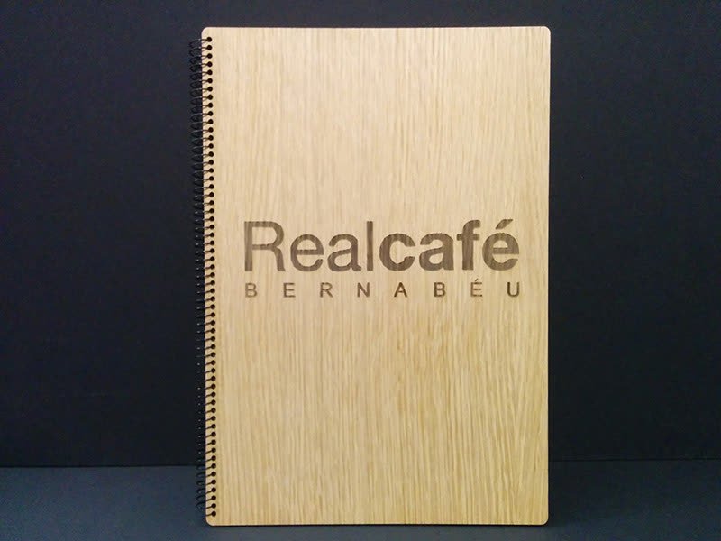 Portada de carta de restaurante de roble personalizada para Realcafé Bernabéu