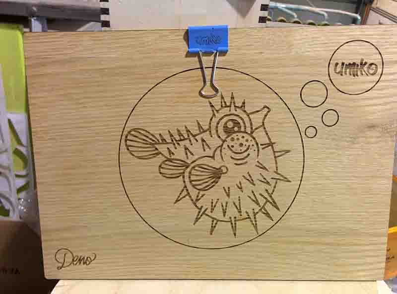 Portamenú de roble con pinza e ilustración personalizada para el restaurante Umiko